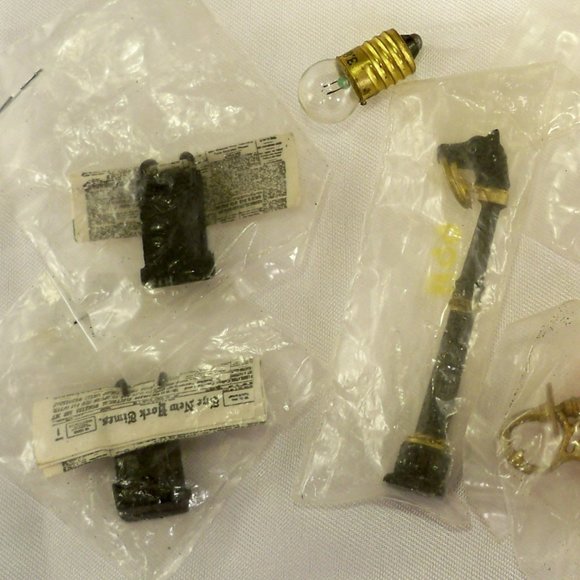 NEW *Miniature- Mailbox, Hitching post, Lamps, 2D Cats - Picture 2 of 3